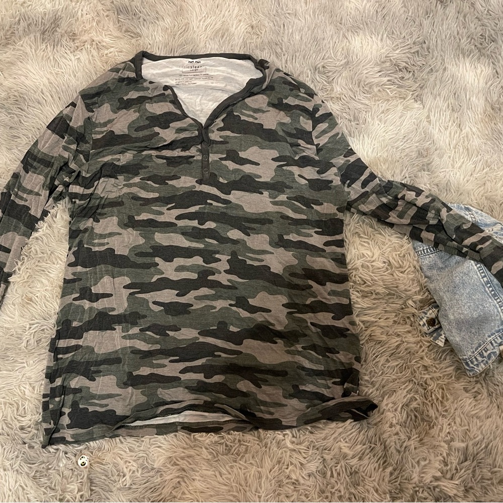 Large Women’s LS Camo Top
